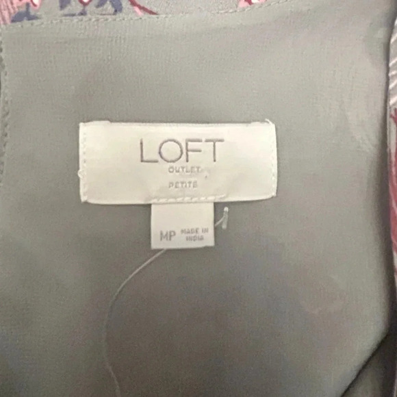 LOFT Gray, floral, peacock feather, layered
Sleeveless Blouse Size: MP NWOT - Picture 7 of 9